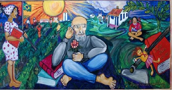 In der Bildmitte sitzt ein gemalter Paulo Freire mit verschränkten Beinen auf dem Boden, er stützt sich mit dem rechten Arm auf einen Bücherstapel. In der linken Hand hält er eine Blume. Links steht eine Frau in einem bunten Kleid und hat ein Buch sowie die brasilianische Flagge in der Hand. Im Hintergrund sind weitere Menschen mit Büchern zwischen grünen Feldern und in einem kleinen Dorf zu sehen.