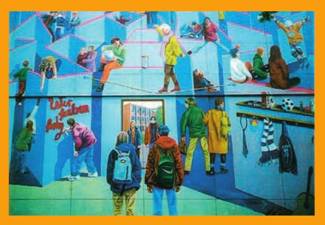 Eine Schülerin mit einem blauen und ein Schüler mit einem roten Anorak stehen nebeneinander, sie sind nur von hinten zu sehen; beide haben einen Rucksack. Sie blicken in einen großen Spiegel, in dem sie vor ihrer Schule stehen. Ob in den Rucksäcken das Richtige fürs Leben eingepackt ist? Im Hintergrund ein Labyrinth mit hohen Mauern: Eine Schülerin überquert ein Drahtseil, eine andere steht im Spagat auf den Mauern, ein Schüler sprüht „Wir haben fertig“ auf eine Mauer, links helfen sich Schülerinnen und Schüler wechselseitig, die Mauern zu überwinden, andere scheinen sich verirrt zu haben. Manche haben sich ganz abgewendet vom Lebenslabyrinth und skaten; ein Mädchen kauert am Boden, an eine Wand gelehnt. 