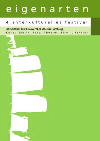 Ein Plakat zum eigenarten Festival. Eine vertikal gestellt Wäscheleine, an der Handtücher, Unterwäsche und T-Shirts aufgehängt sind, sodass es wie ein Segelmast aussieht, ein Verweis auf die Hafenstadt Hamburg. 